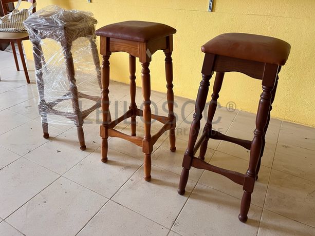 Bancos de madeira de pé alto