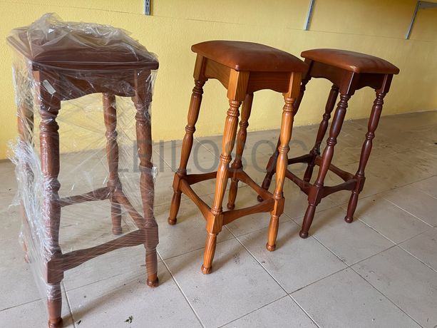 Bancos de madeira de pé alto