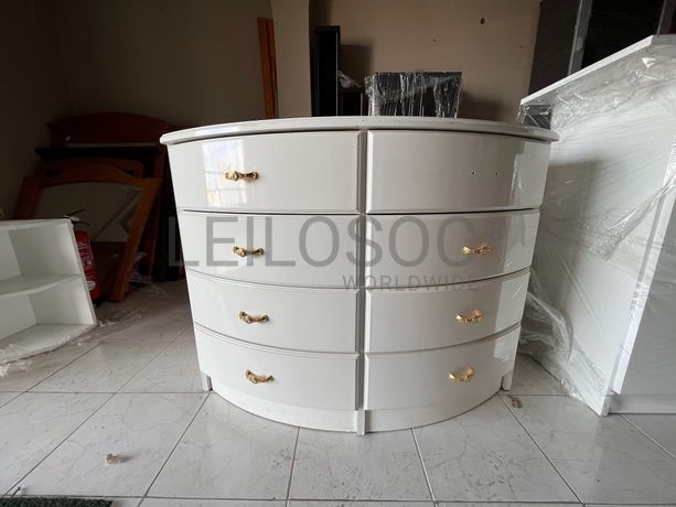 Cómoda de madeira branca