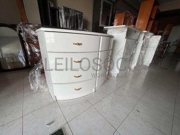 Cómoda de madeira branca