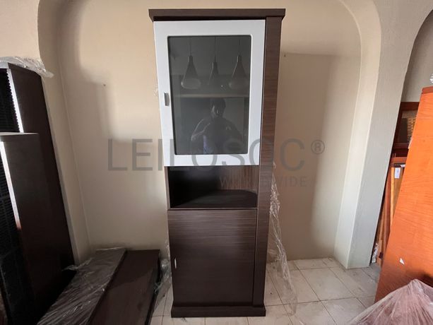 Móvel alto de madeira