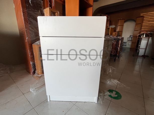 Móvel de bancada em madeira branca