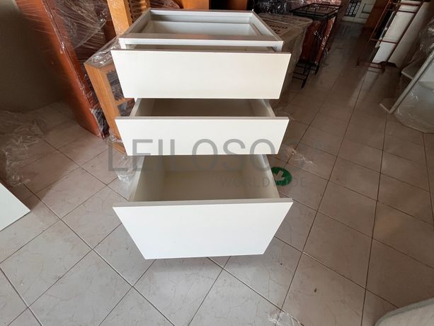 Móvel de bancada em madeira branca