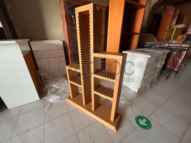 Estante de madeira para CDs e DVDs
