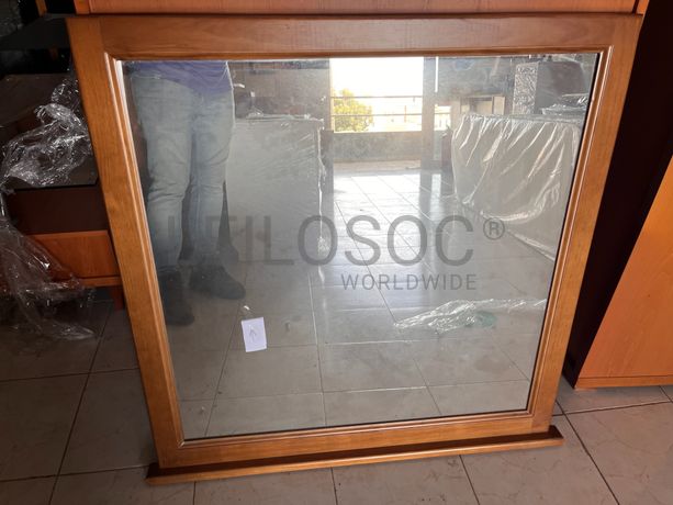 Espelho com moldura de madeira