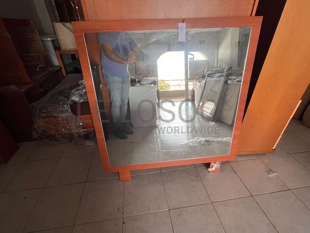 Espelho com moldura de madeira