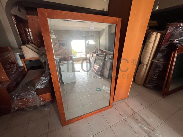 Espelho com moldura de madeira