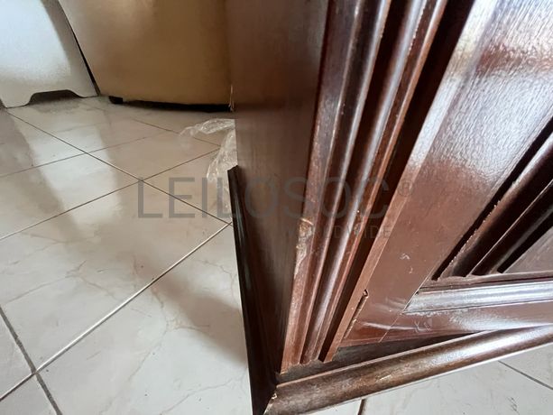 Móvel de madeira com duas portas