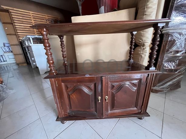 Móvel de madeira com duas portas