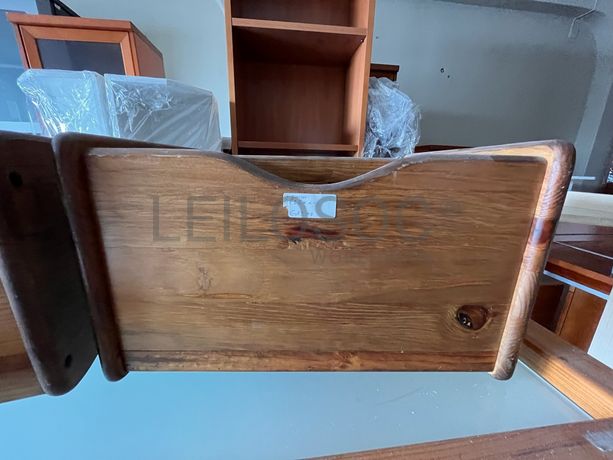 Porta livros de madeira