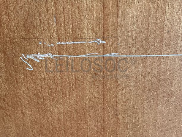 Móvel alto de madeira com espelho