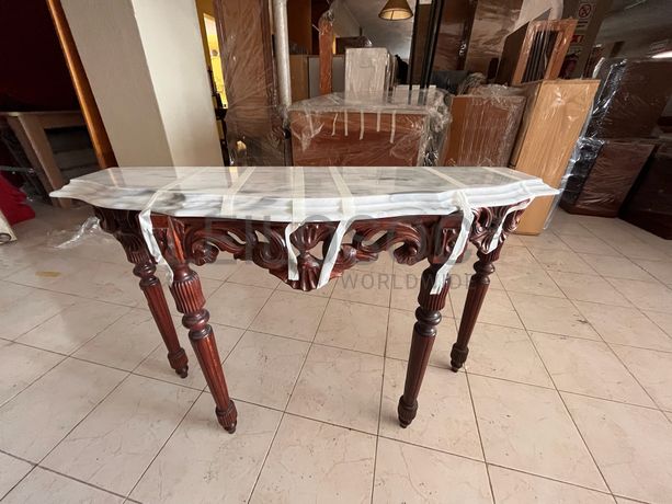 Credência em madeira entalhada com tampo em mármore