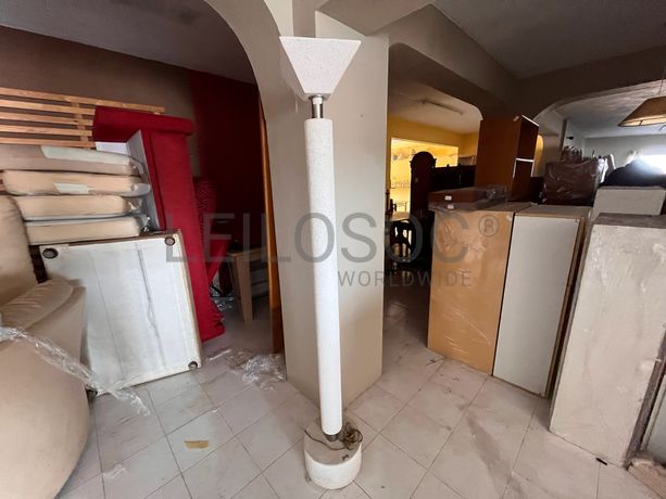 Candeeiro de pé alto em mármore