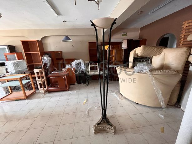 Candeeiro de pé alto em ferro e mármore