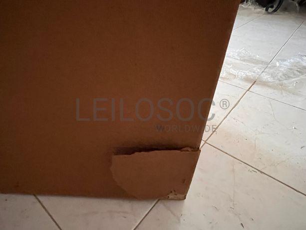 Móvel de madeira com três portas