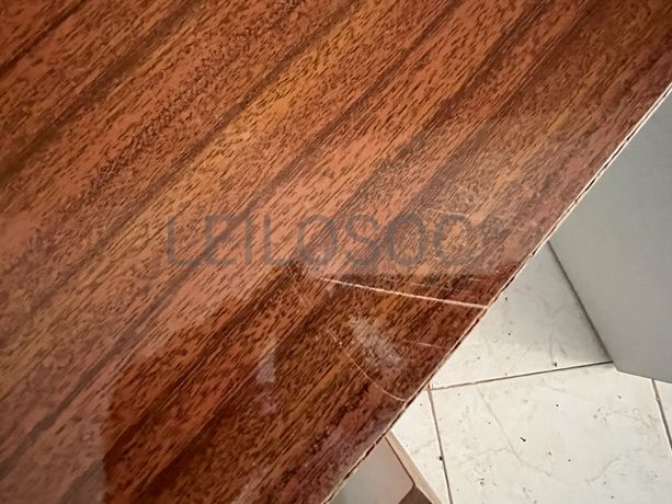 Móvel de madeira com três portas