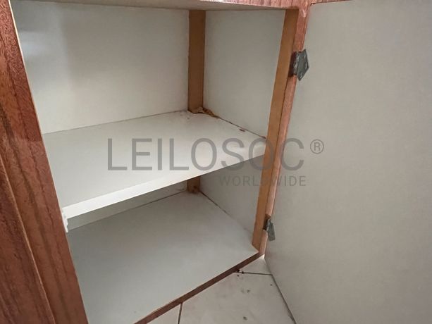 Móvel de madeira com três portas