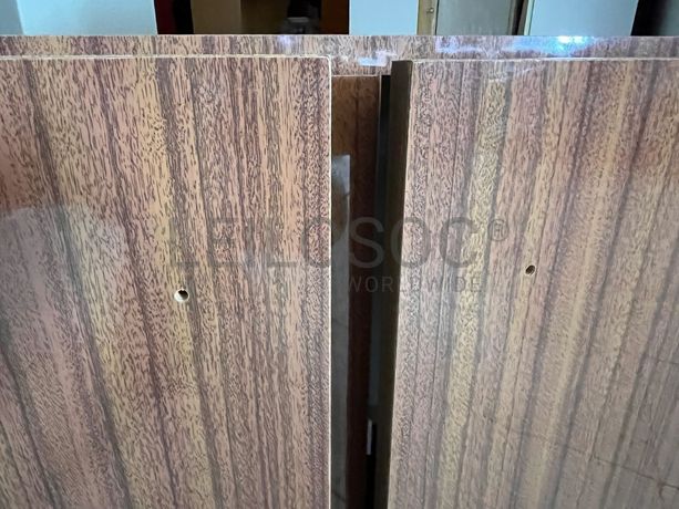 Móvel de madeira com três portas