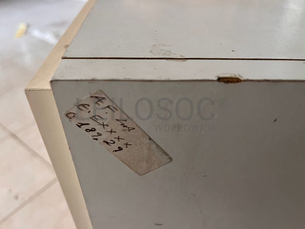 Móvel de madeira com duas portas