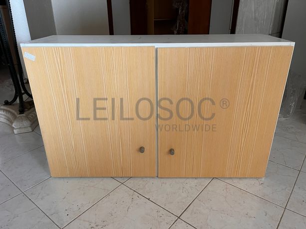 Móvel de madeira com duas portas