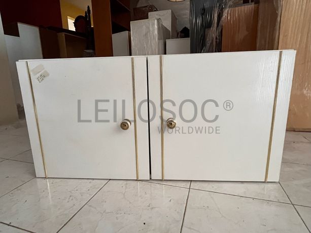 Móvel de madeira branca com duas portas