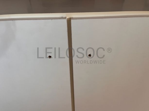 Móvel de madeira branca com duas portas