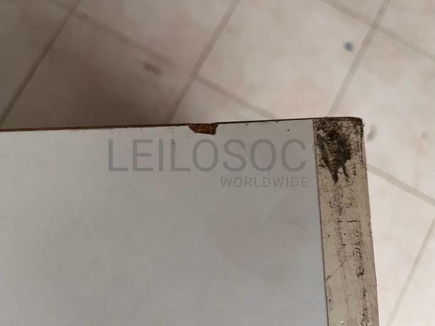 Móvel de madeira branca com duas portas