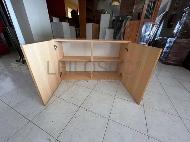 Móvel de madeira com duas portas