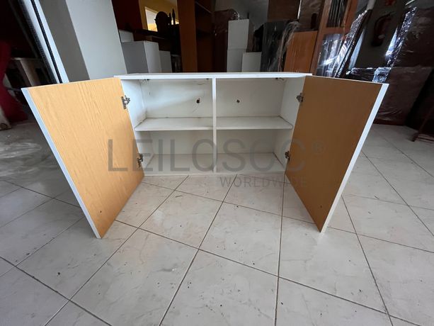 Móvel de madeira com duas portas