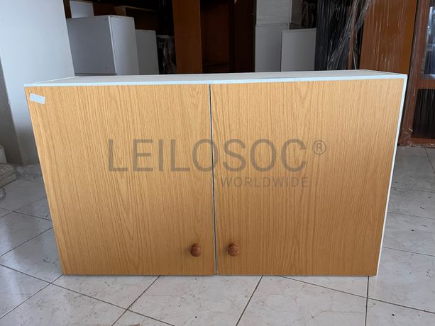 Móvel de madeira com duas portas