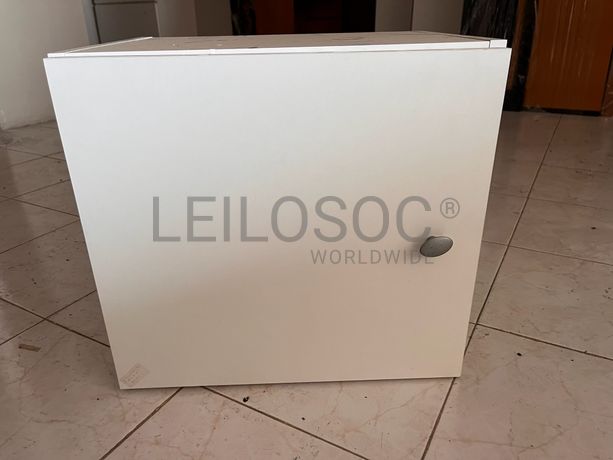 Mesinha de cabeceira branca