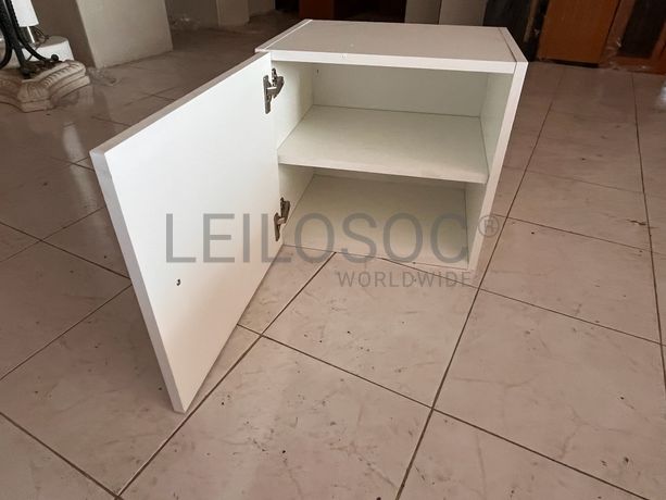 Mesinha de cabeceira branca