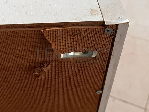 Móvel branco de madeira com duas portas