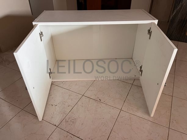 Móvel branco de madeira com duas portas