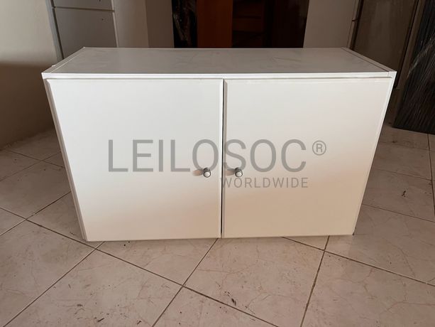 Móvel branco de madeira com duas portas