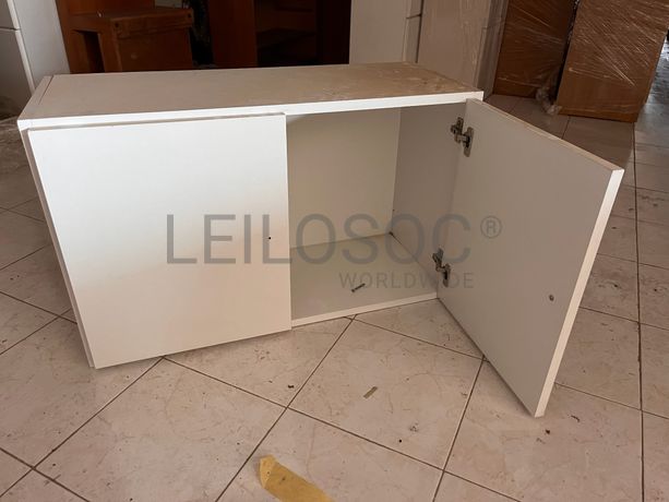 Móvel de madeira branco com duas portas