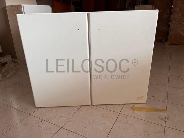 Móvel de madeira branco com duas portas