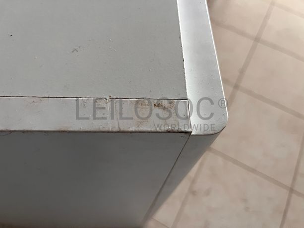 Móvel de madeira branco com duas portas