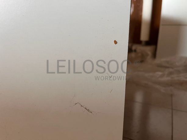 Móvel de madeira branco com duas portas