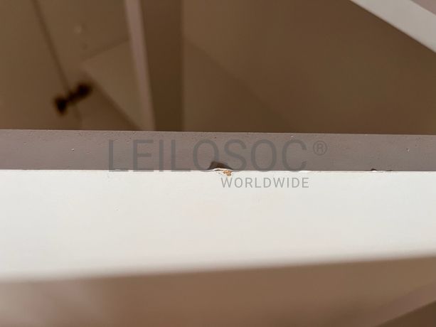 Móvel de madeira branco com três portas