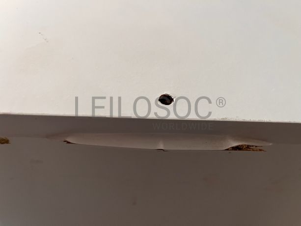 Móvel de madeira branco com três portas