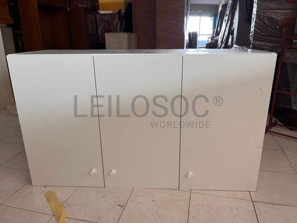 Móvel de madeira branco com três portas