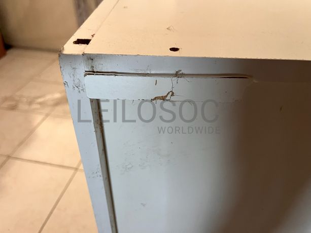 Móvel de madeira branco com três portas