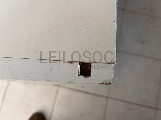 Móvel de madeira branco com três portas