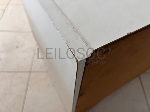 Móvel de madeira branco com duas portas