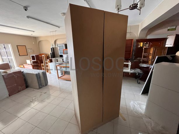 Roupeiro de madeira branco com duas portas