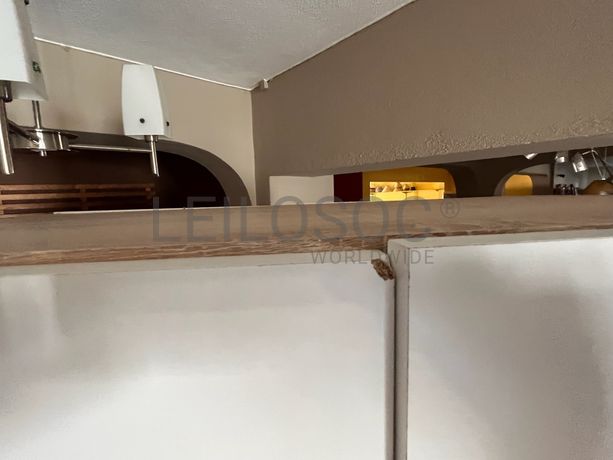 Roupeiro de madeira branco com duas portas