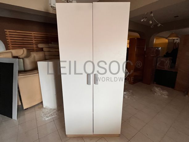 Roupeiro de madeira branco com duas portas
