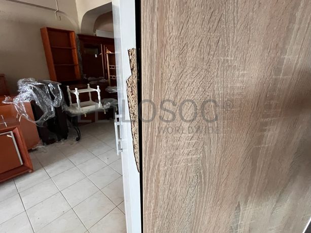 Roupeiro de madeira branco com duas portas