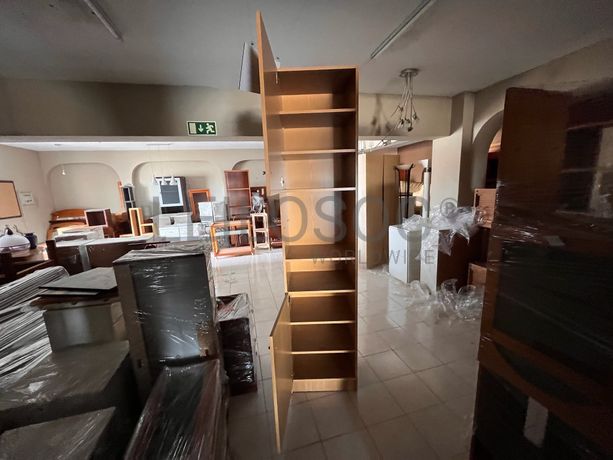 Móvel alto de madeira com duas portas